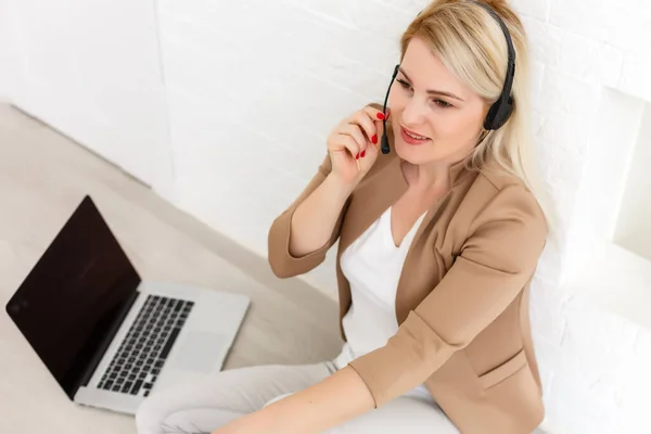 Portret Van Vrolijke Glimlachende Vrolijke Mooie Jonge Support Telefoon Operator — Stockfoto