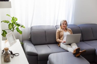 Mutlu gülümseyen, neşeli, genç, destekleyici telefon operatörünün portresi.