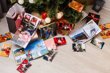 Noel ağacının yanında aile fotoğrafı albümü