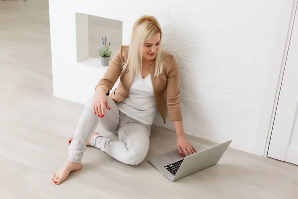 Kobieta Handlu Elektronicznego Młoda Kobieta Korzystająca Komputera Zakupów Online Siedząca — Zdjęcie stockowe