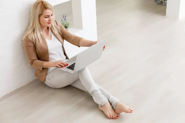 Espaço Trabalho Criativo Mulher Trabalhando Line Laptop Casa — Fotografia de Stock