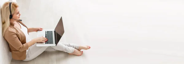 Creatieve Werkruimte Vrouw Die Thuis Online Laptop Werkt — Stockfoto