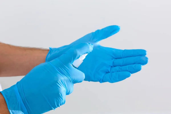 Mão Luvas Cirúrgicas Borracha Segurando Desinfetante Mão Séptico Fundo Higienizadores — Fotografia de Stock
