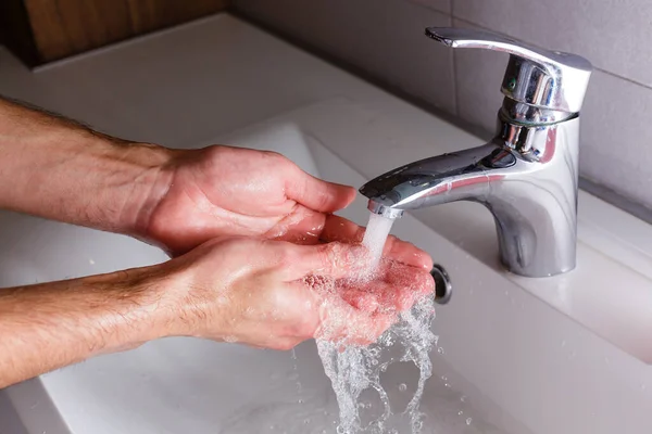 Man Wast Zijn Handen Bij Witte Wastafel — Stockfoto