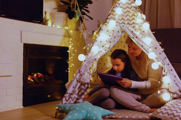 Mutter Und Tochter Sitzen Einem Tipi Zelt Und Lesen Mit — Stockfoto