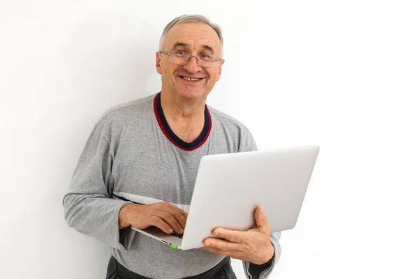 Sorridente Felice Uomo Anziano Con Computer Portatile Isolato Sfondo Bianco — Foto Stock