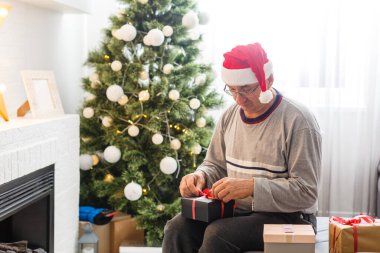 Yaşlılık, bayramlar, sorun ve insanların konsepti - gözlüklü son sınıf öğrencisi evde düşünüyor.