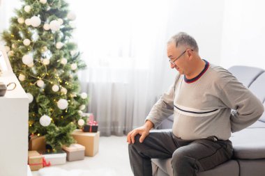 Noel 'de şöminenin yanında oturan son sınıf öğrencisi.