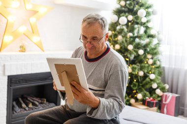 Yaşlılık, bayramlar, sorun ve insanların konsepti - gözlüklü son sınıf öğrencisi evde düşünüyor.