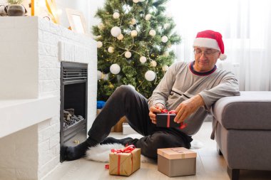 Noel 'de şöminenin yanında oturan son sınıf öğrencisi.