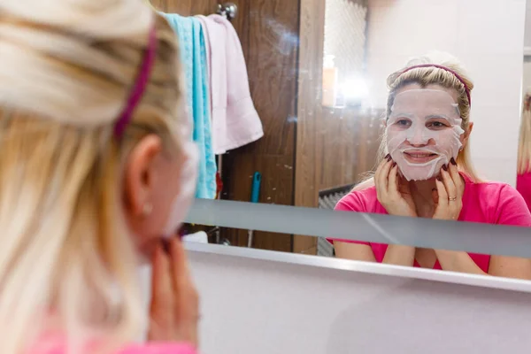 Kvinnan Ser Sig Spegeln Med Mask Ansiktet Kvinna Tillämpa Ansiktsbehandling — Stockfoto