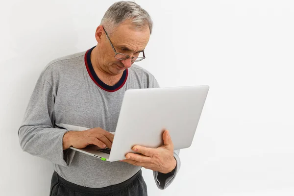 Starszy Mężczyzna Kanapie Laptopem — Zdjęcie stockowe