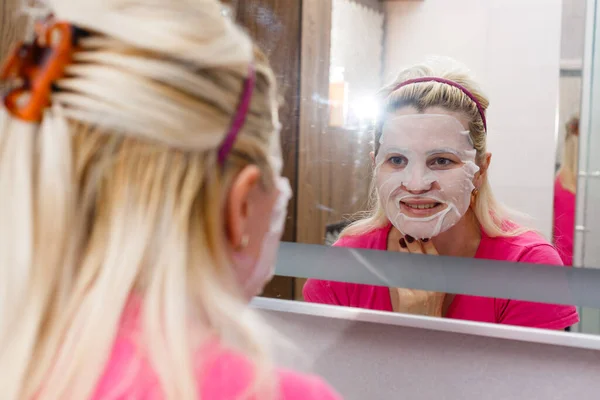 Kvinnan Ser Sig Spegeln Med Mask Ansiktet Kvinna Tillämpa Ansiktsbehandling — Stockfoto