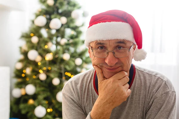 テクノロジー ブログ 人々の概念 幸せな笑顔シニア男性のビデオメッセージを記録したり クリスマスに自宅で写真を撮る — ストック写真