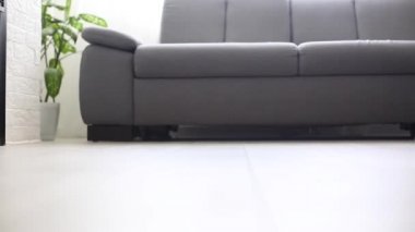 Beyaz robot elektrikli süpürge, elektrikli süpürge, elektrikli süpürge, elektrikli robot temizleme teknolojisi ve robot elektrik süpürgesi ile döşemeyi temizliyor.