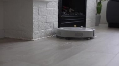 Beyaz robot elektrikli süpürge, elektrikli süpürge, elektrikli süpürge, elektrikli robot temizleme teknolojisi ve robot elektrik süpürgesi ile döşemeyi temizliyor.