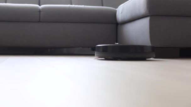 White Robot Vacuum Cleaner Cleans Floor Debris Home Cleaning Electric — Stock Video