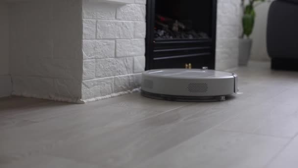 Aspiradora Robot Blanco Limpia Suelo Los Escombros Limpieza Del Hogar — Vídeo de stock