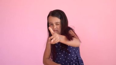 Küçük kız görünmez bir ipi çekiyor.