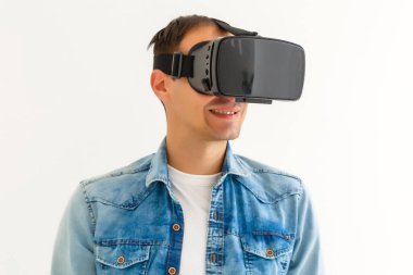 Sanal gerçeklik gözlüğü takan adam. Stüdyo çekimi, gri sırtüstü