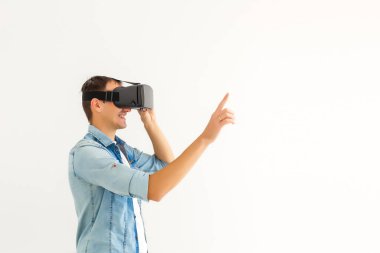 Sanal gerçeklik kulaklığı ve sanal gözlük kullanan erkek işletme yöneticisi