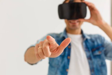 Sanal gerçeklik kulaklığı ve sanal gözlük kullanan erkek işletme yöneticisi