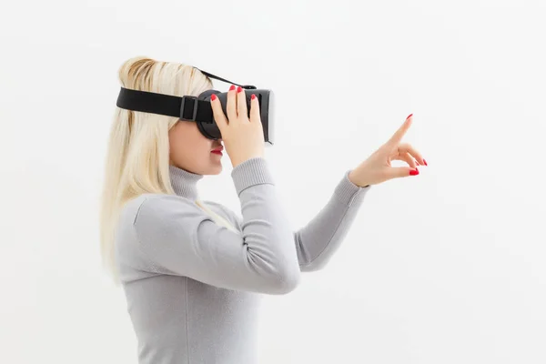 Frau Mit Virtual Reality Brille Studioaufnahme Grauer Hintergrund — Stockfoto