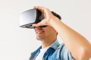 Sanal gerçeklik kulaklığı ve sanal gözlük kullanan erkek işletme yöneticisi