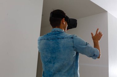 Sanal gerçeklik gözlüklü adam. Gelecekteki teknoloji konsepti.