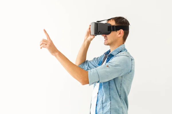 Młody Człowiek Okularach Wirtualnej Rzeczywistości Nowoczesne Technologie Koncepcja Przyszłej Technologii — Zdjęcie stockowe