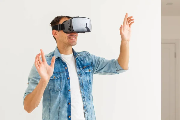 Człowiek Okularach Wirtualnej Rzeczywistości Koncepcja Technologii Przyszłości — Zdjęcie stockowe