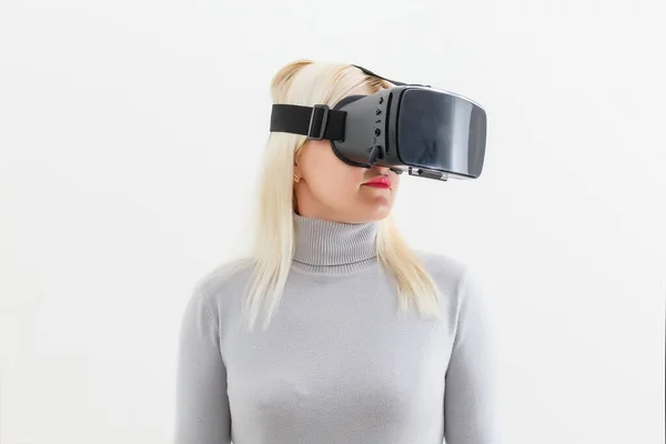 Junge Frau Mit Virtual Reality Headset — Stockfoto
