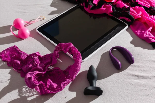 Tablet Brinquedo Sexual Orgasmo Conceito Colocação Uma Cama Vibrador Silicone — Fotografia de Stock