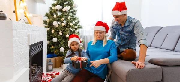 Jeune Famille Matin Noël Échanger Des Cadeaux Profiter Leur Temps — Photo