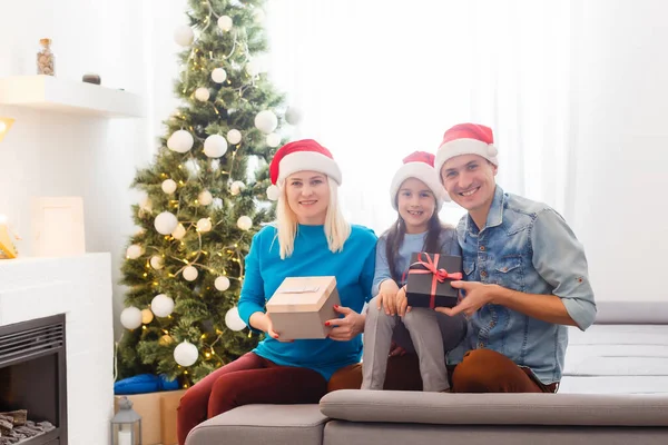 Feliz Jovem Família Celebrando Natal Casa — Fotografia de Stock