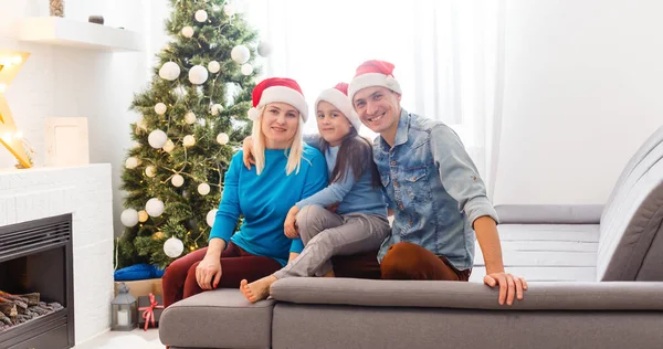 Jeune Famille Matin Noël Échanger Des Cadeaux Profiter Leur Temps — Photo