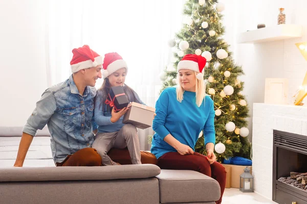 Jovem Família Manhã Natal Trocando Presentes Desfrutando Seu Tempo Juntos — Fotografia de Stock