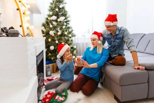 크리스마스 Mas 그리고 사람들의 상자와 소리등을 산타의 도우미 모자를 미소짓는 — 스톡 사진