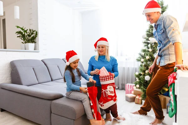 Jovem Família Manhã Natal Trocando Presentes Desfrutando Seu Tempo Juntos — Fotografia de Stock