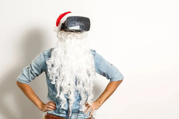 Der Weihnachtsmann Trägt Eine Virtual Reality Brille Auf Weißem Hintergrund — Stockfoto