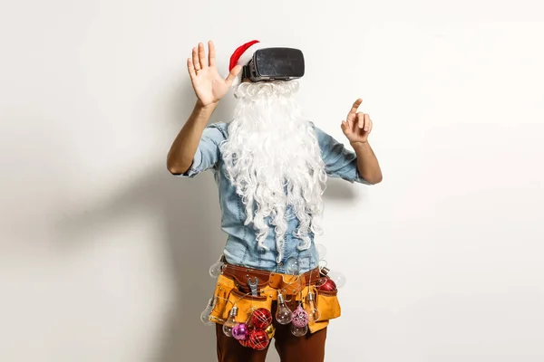 Der Weihnachtsmann Trägt Eine Virtual Reality Brille Auf Weißem Hintergrund — Stockfoto