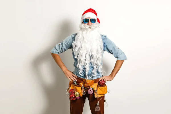 Weihnachtsmann Junger Mann Mit Weihnachts Geschenkschachteln Präsentiert Emotionales Lächeln Schöne — Stockfoto