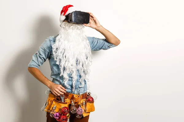 Der Weihnachtsmann Trägt Eine Virtual Reality Brille Auf Weißem Hintergrund — Stockfoto