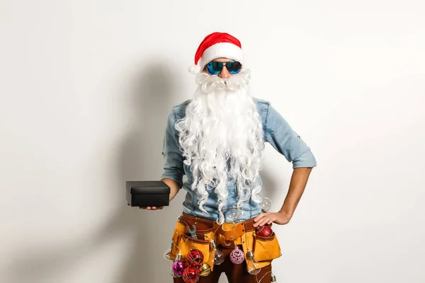 Weihnachtsmann Junger Mann Mit Weihnachts Geschenkschachteln Präsentiert Emotionales Lächeln Schöne — Stockfoto