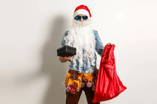 サンタクロース クリスマスギフトボックスを持つ若い男は 笑顔を楽しんで感情を提示します ハンサムなスポーツファッションの男ハッピー 年末年始 — ストック写真