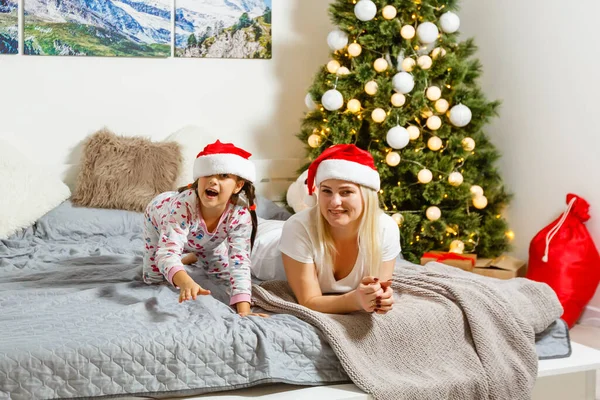 Une Mère Une Fille Jeunes Heureuses Dans Des Chapeaux Noël — Photo