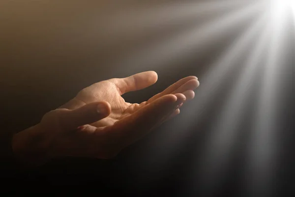 Руки Человека Молятся Темном Фоне — стоковое фото
