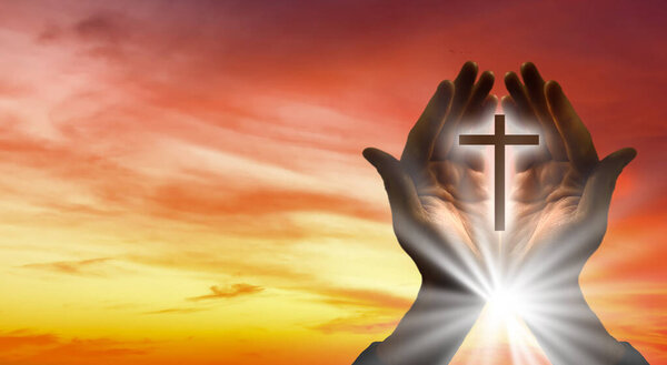 Свет в человеческих руках в темноте