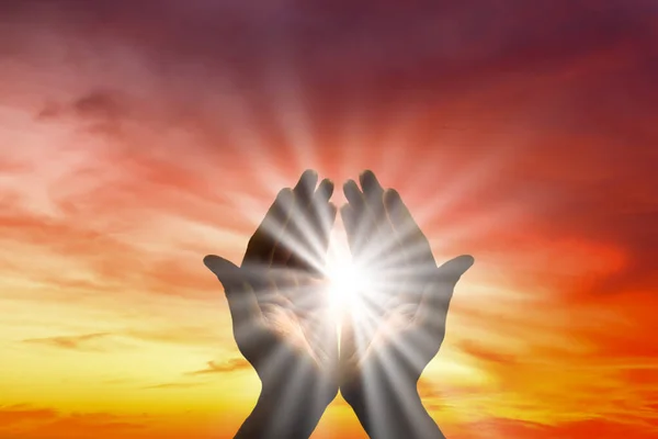 Parlak Gökyüzünde Dua Eden Eller — Stok fotoğraf