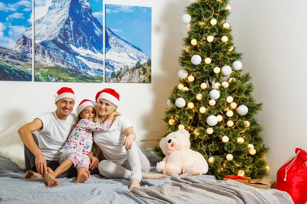 Szczęśliwa Rodzina Domu Matka Ojciec Dziecko Leżący Łóżku Prezentem Świątecznym — Zdjęcie stockowe